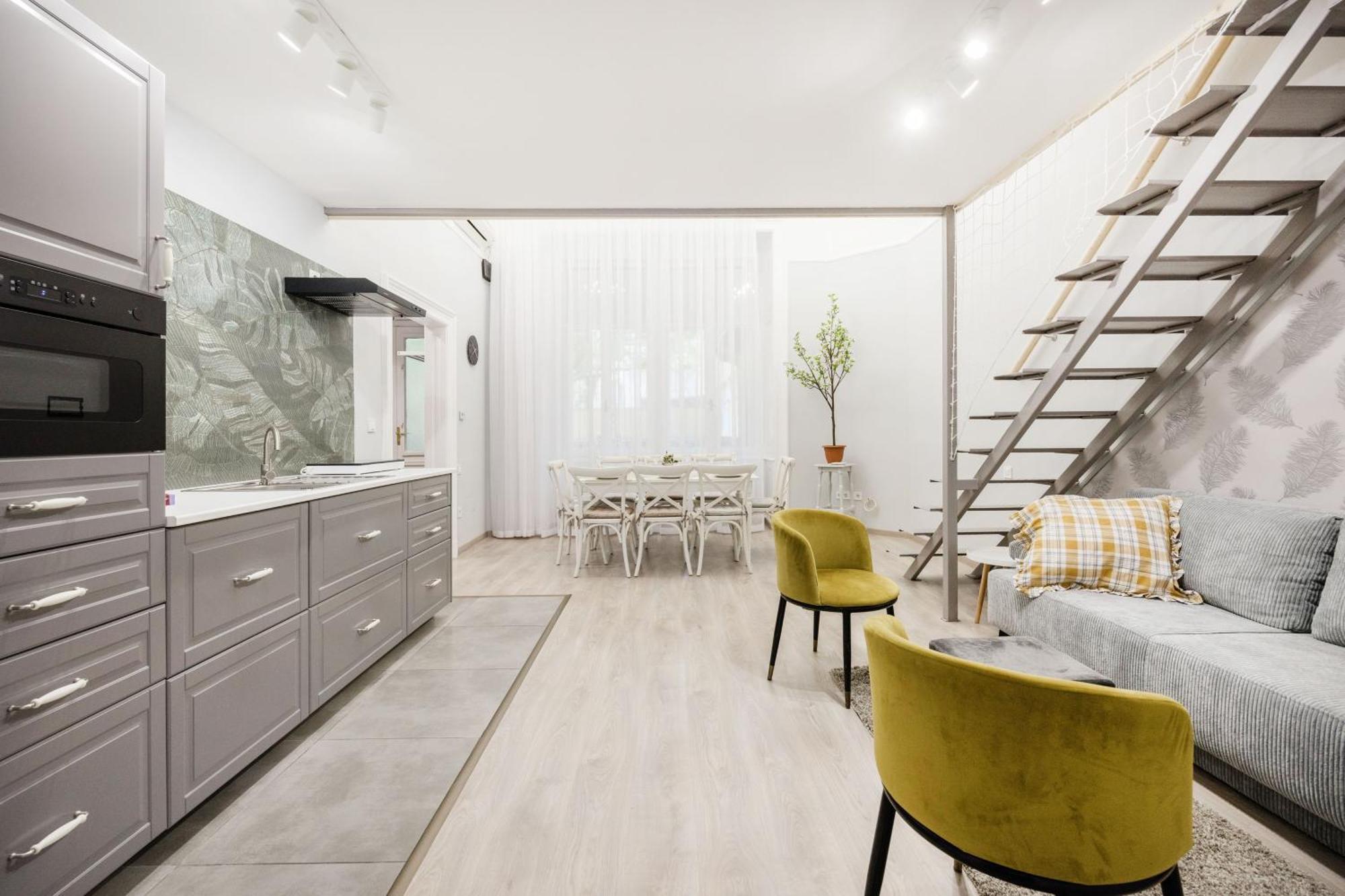 Spacious And Charming In The Centre Apartment