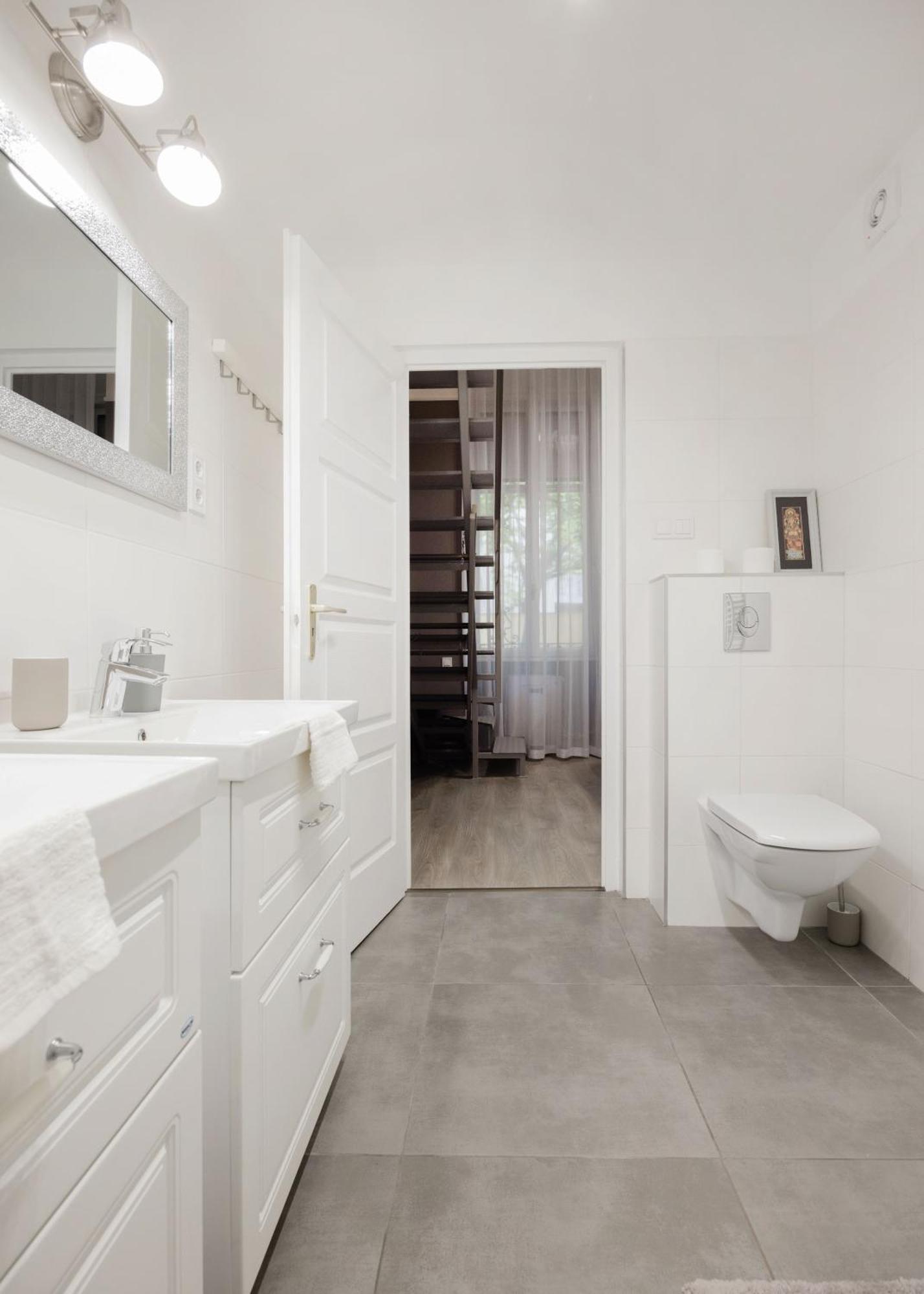 Spacious And Charming In The Centre Apartment *