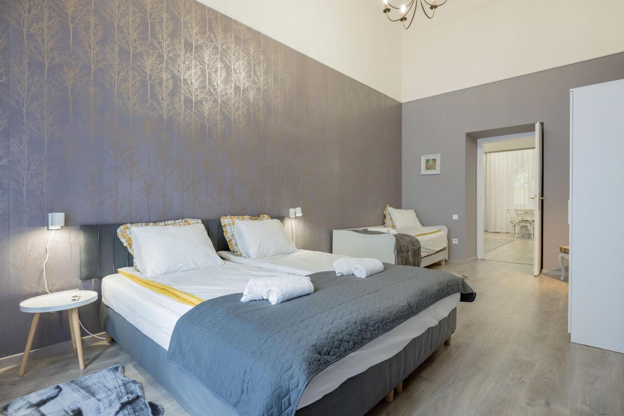 Spacious And Charming In The Centre Apartment