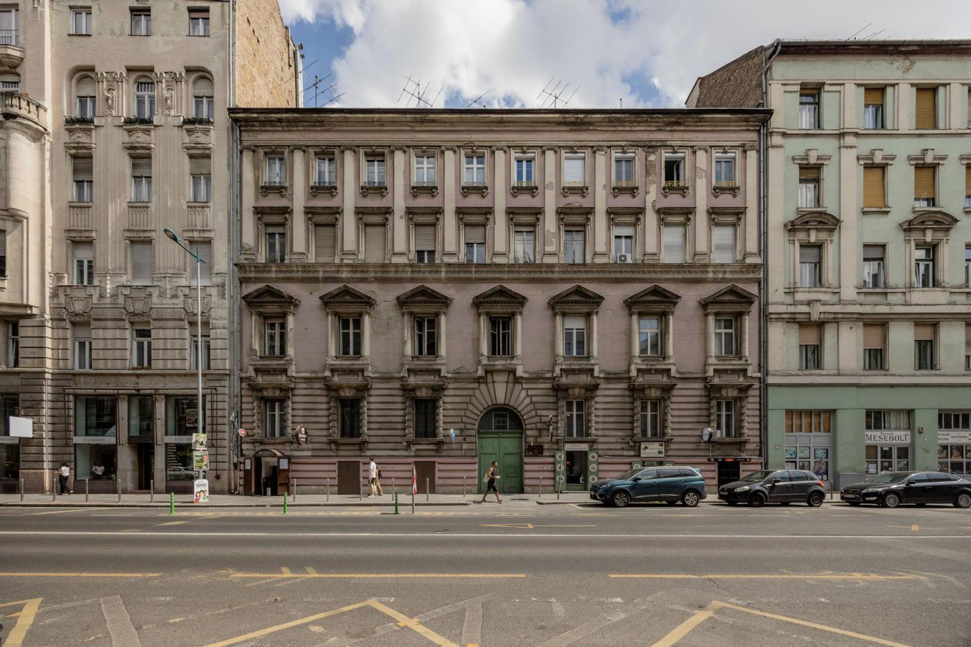 Spacious And Charming In The Centre Apartment
